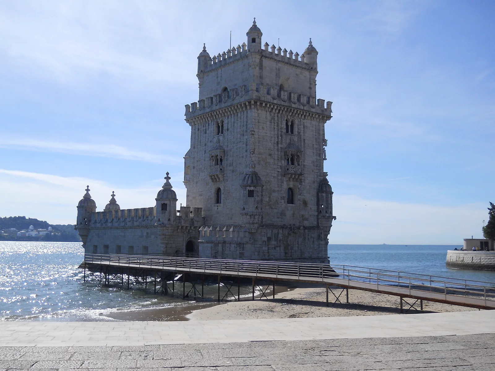 A Torre de Belém e a ponte de acesso em Lisboa