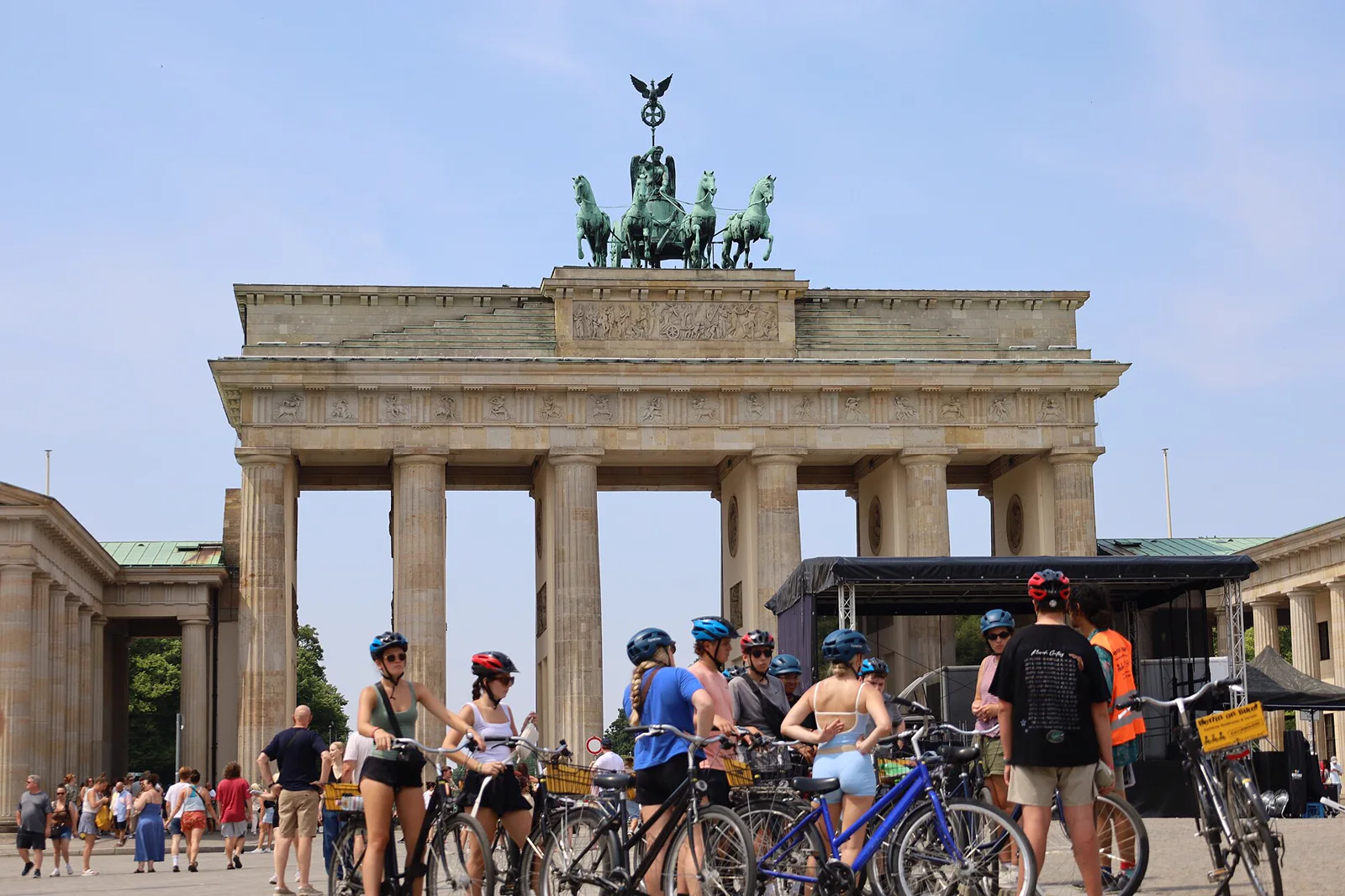 Besucher vor dem Brandenburger Tor in Berlin
