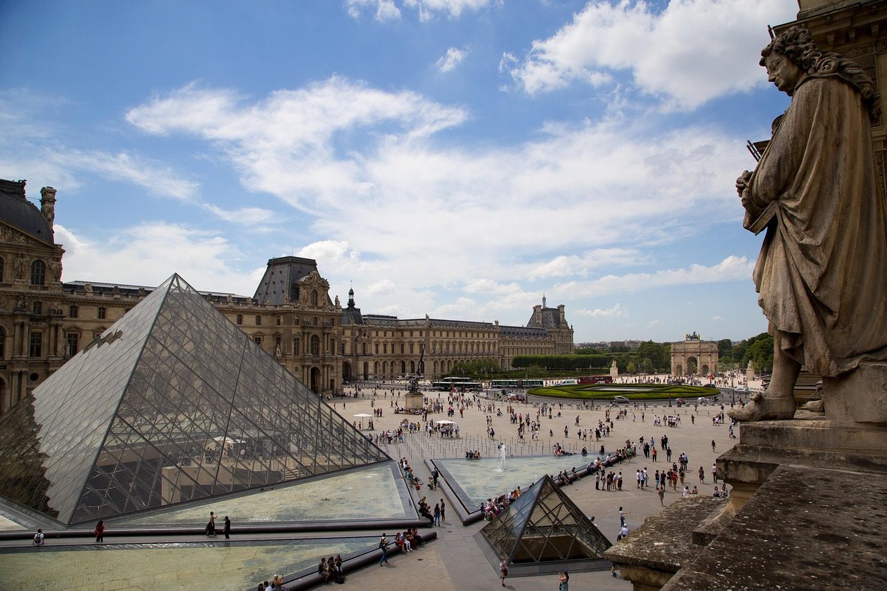 La pyramide et le palais du Louvre à Paris