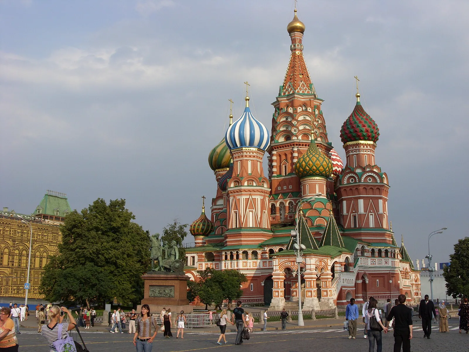 Туристы у собора Василия Блаженного в Москве