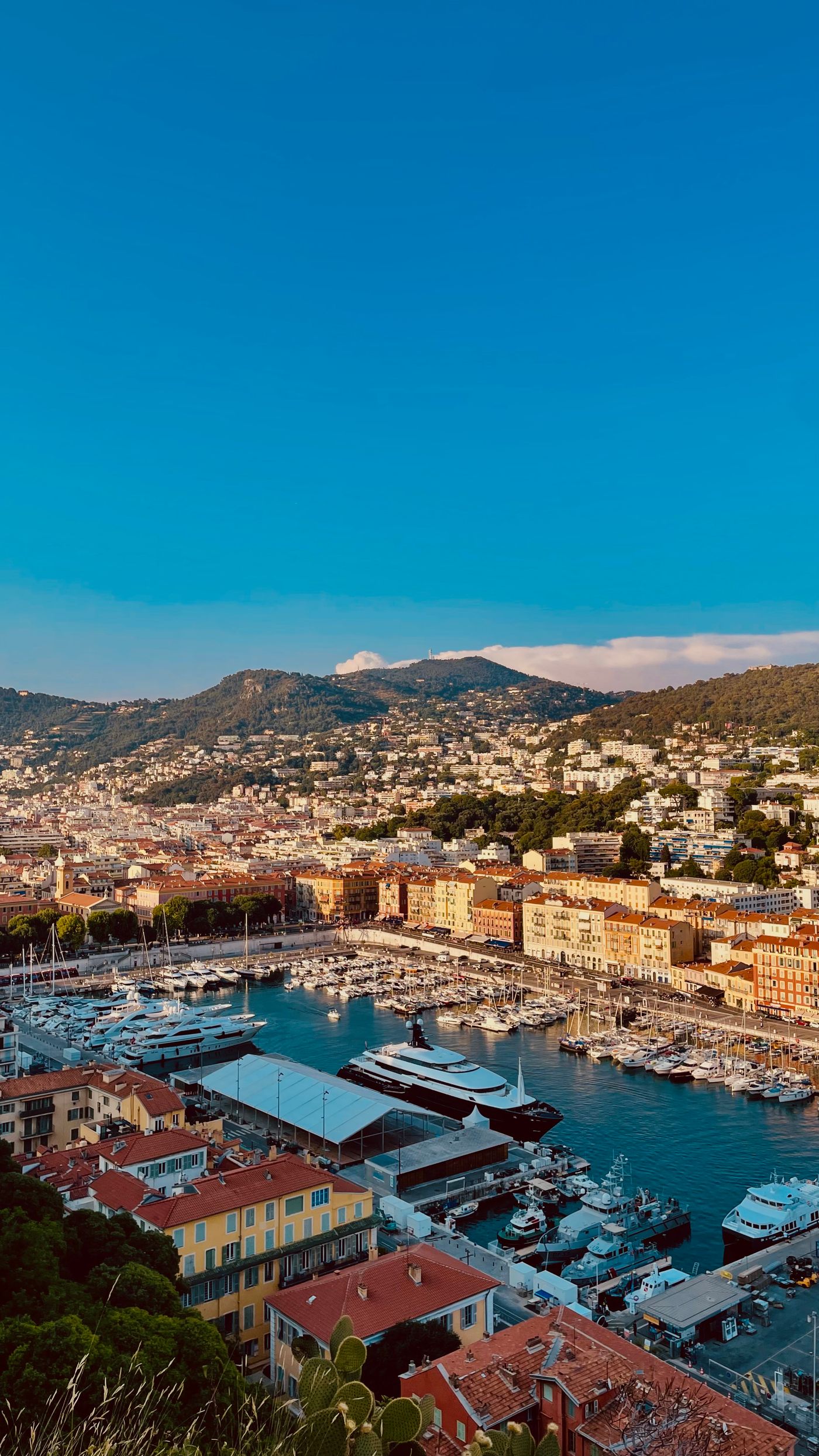 Le port Lympia et les façades colorées de Nice