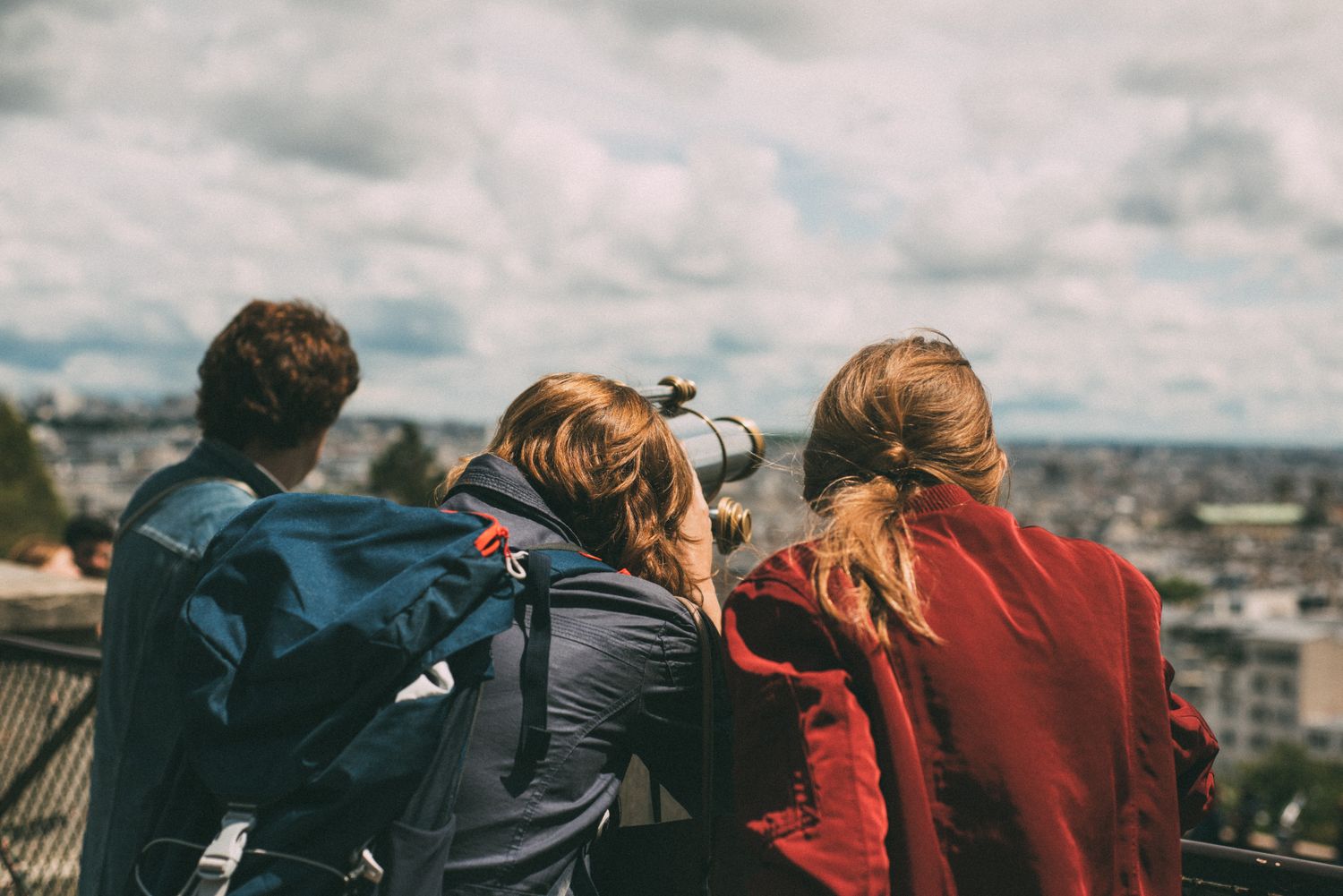 Des visiteurs admirent le panorama de Paris