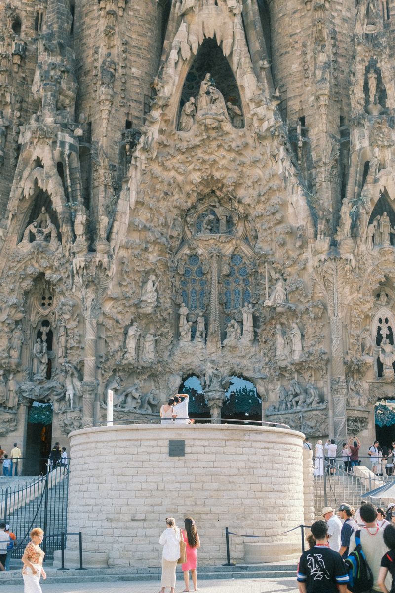 Visitantes ante la Sagrada Família en Barcelona