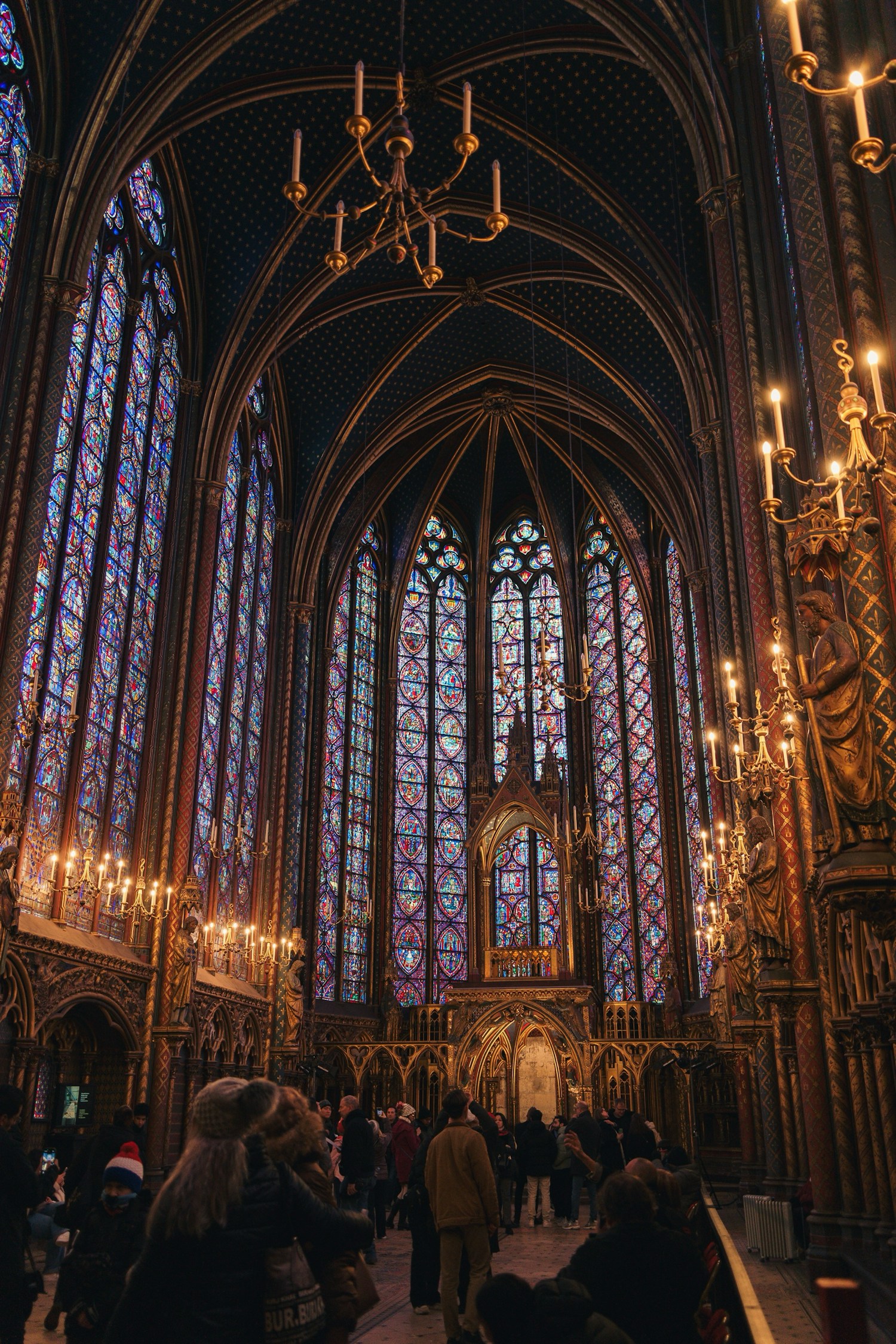 Des visiteurs découvrent les vitraux de la Sainte-Chapelle à Paris