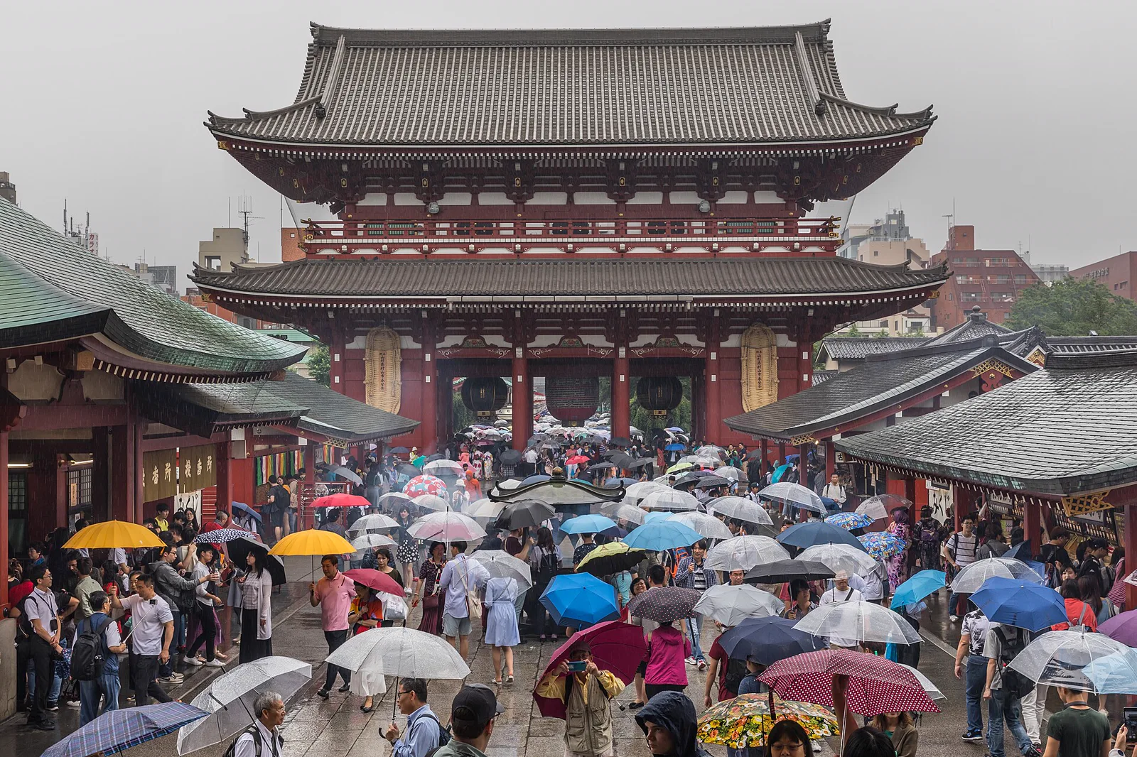 東京の浅草寺を訪れる観光客