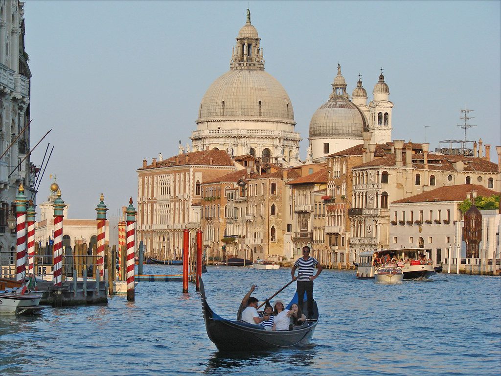 Une gondole sur le Grand Canal à Venise