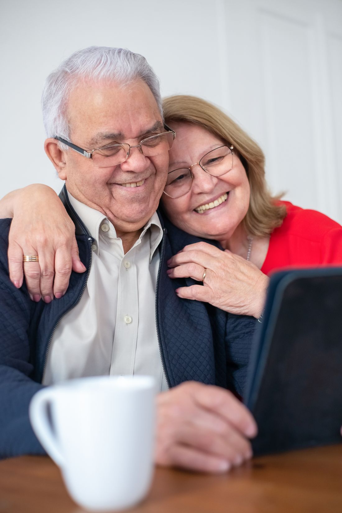 Un couple souriant échange en visioconférence